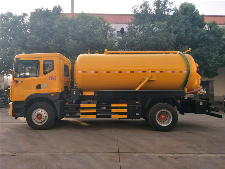 東風(fēng)大多利卡D9吸污車(chē)