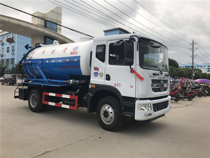 東風(fēng)大多利卡D9吸污車(chē)