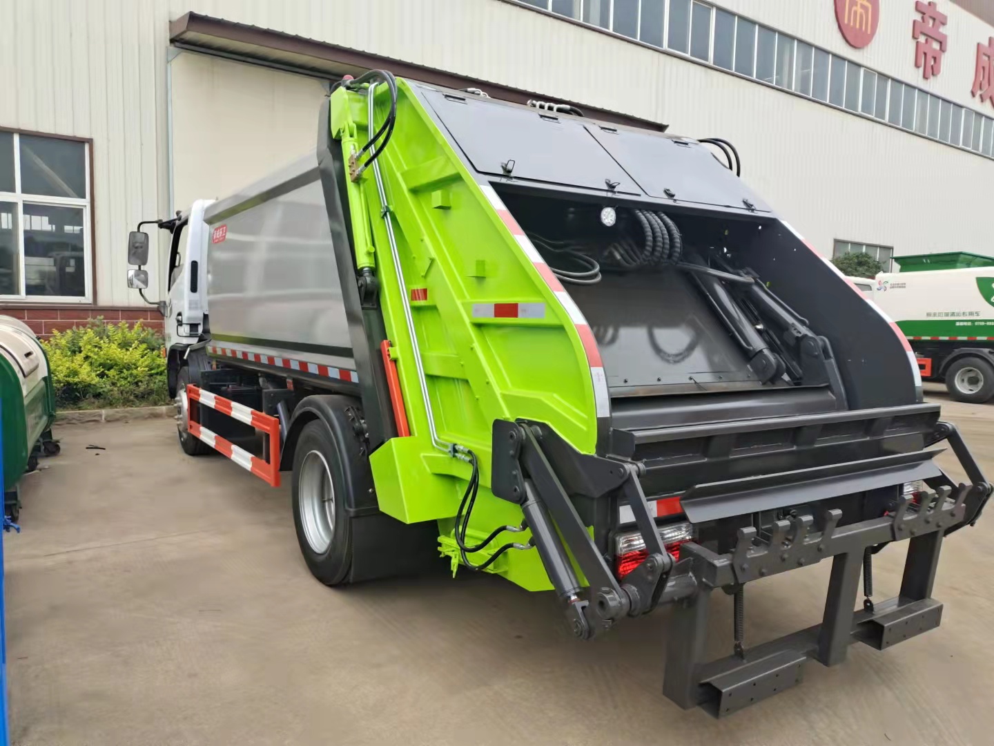 東風多利卡D7壓縮式垃圾車