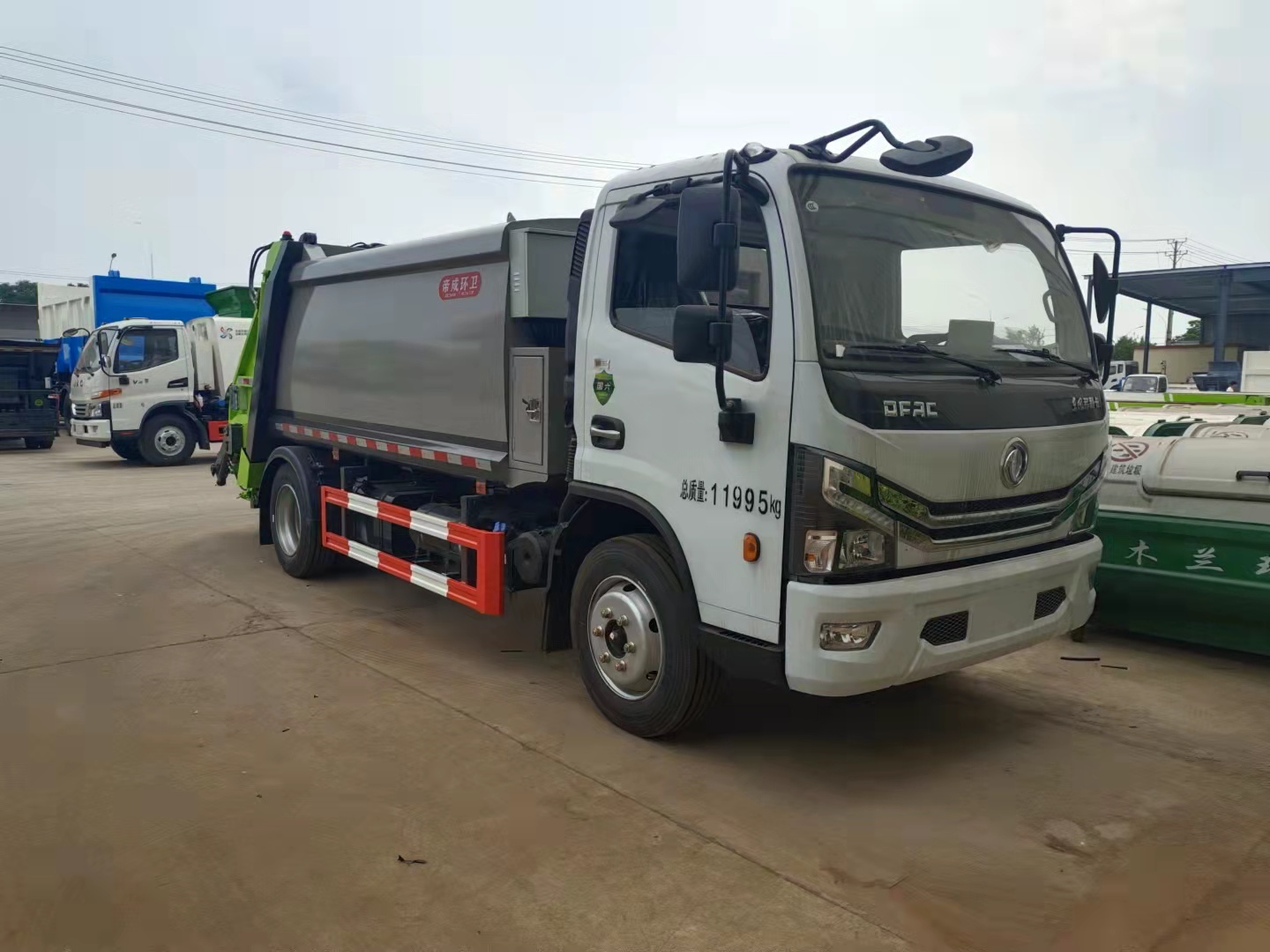 東風多利卡D7壓縮式垃圾車