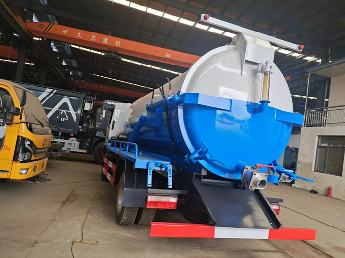 國六東風(fēng)小多利卡4.2方吸污車