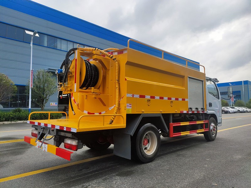 國六東風(fēng)小多利卡4.2方高壓清洗車